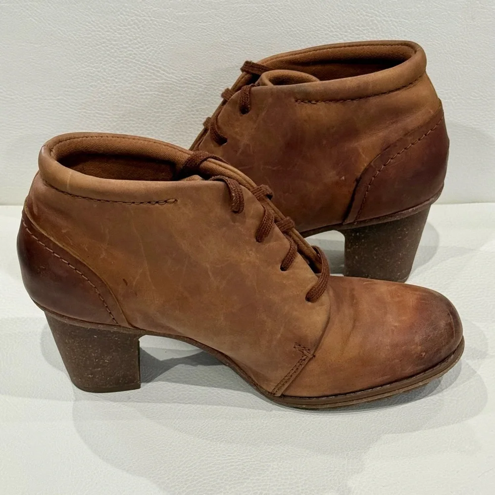 Clarks Sashlin Sue Booties Size 7.5 M Caramel Brown Nubuck Leather Heeled Boho